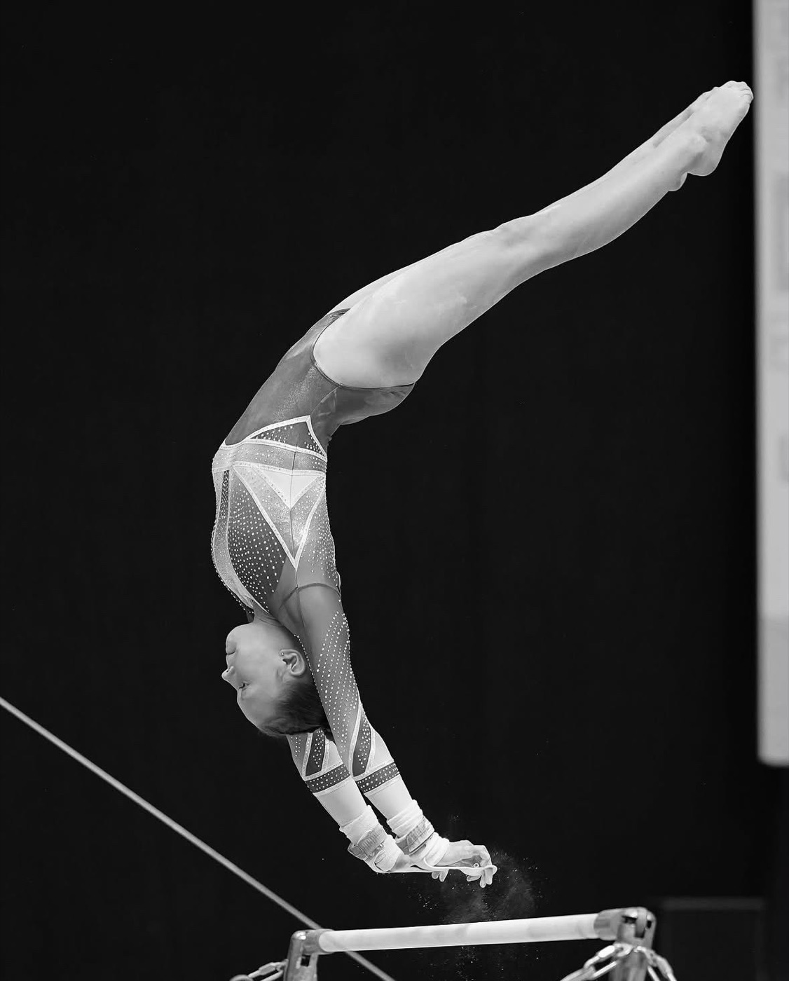 Charleen Pach – Handstand am Stufenbarren