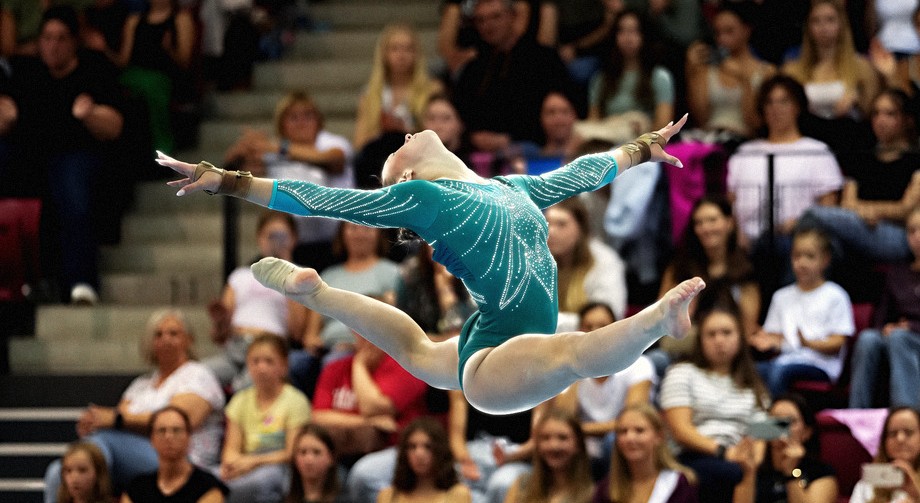 Charleen Pach in der Flugphase mit weit gestreckten Armen bei der 2. WM-Qualifikation in Stuttgart