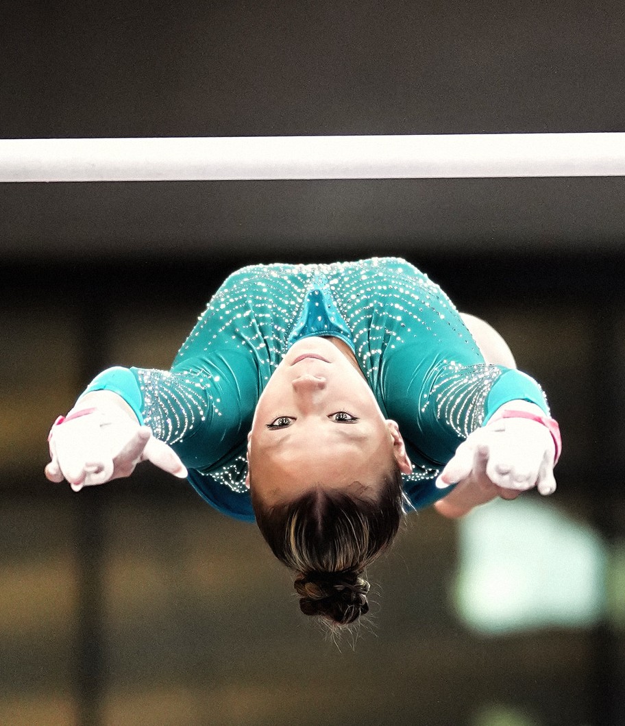 Charleen Pach kopfüber im Schwung bei der 2. WM-Qualifikation in Stuttgart