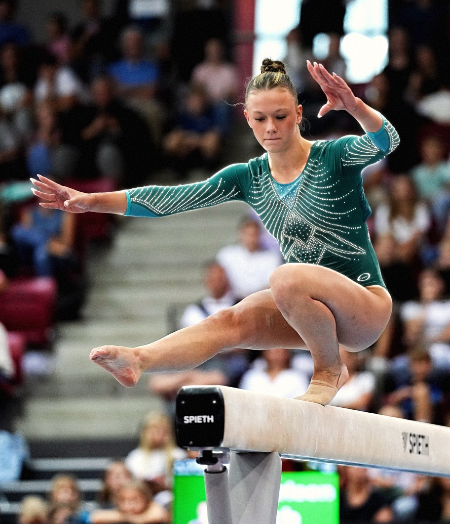 Charleen Pach in der Balance mit gestreckten Armen bei der 2. WM-Qualifikation in Stuttgart