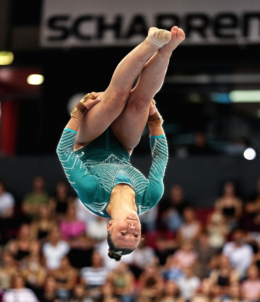 Charleen Pach beim Salto bei der 2. WM-Qualifikation in Stuttgart